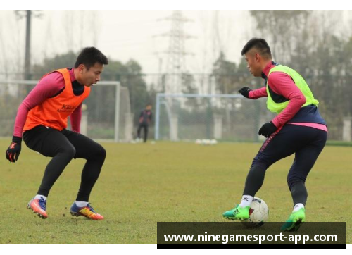 足球员手套:保护双手,提升射门技巧 足球员手套:保护双手,提升射门技巧